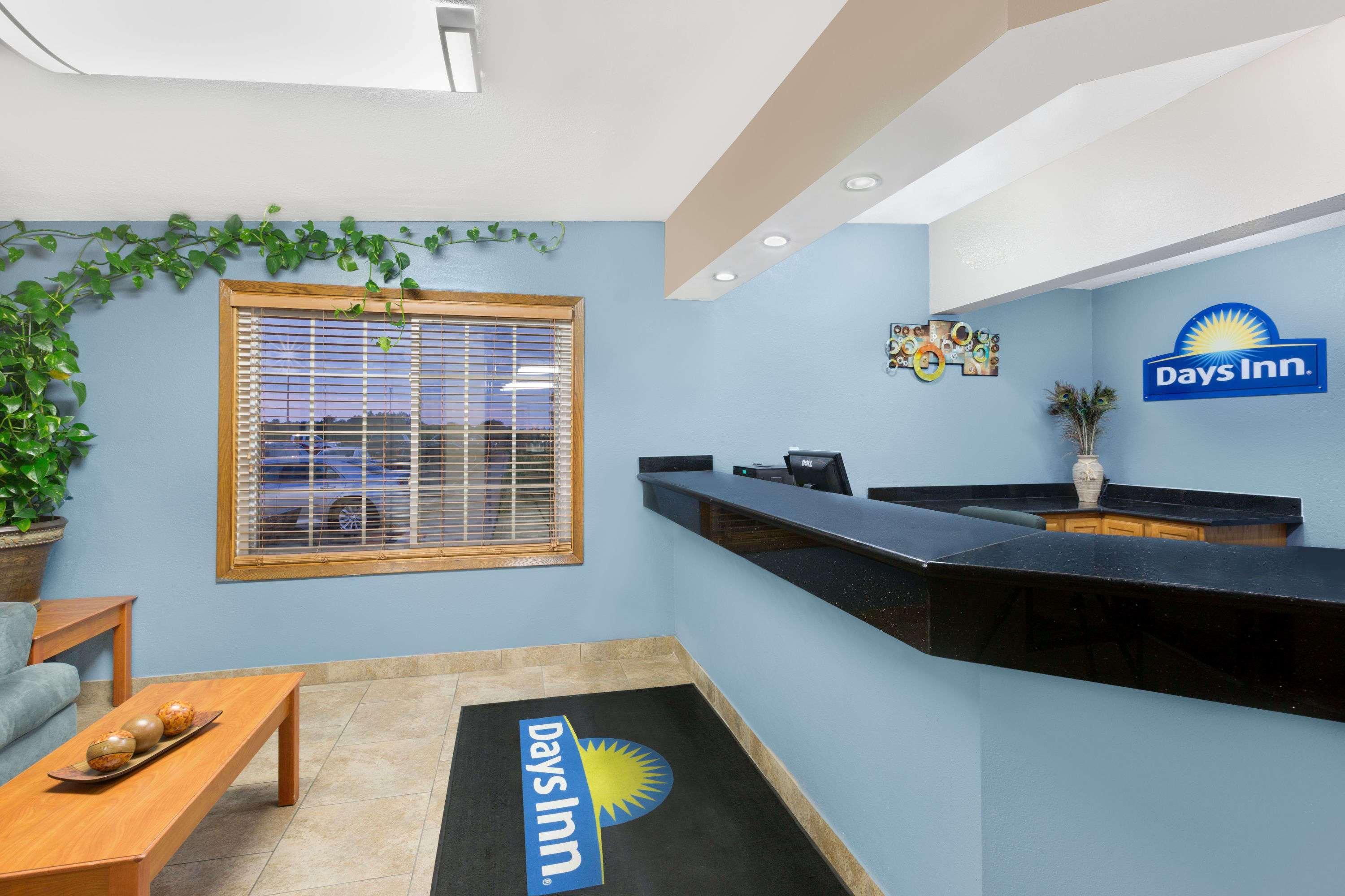 Days Inn By Wyndham Ньютон Экстерьер фото