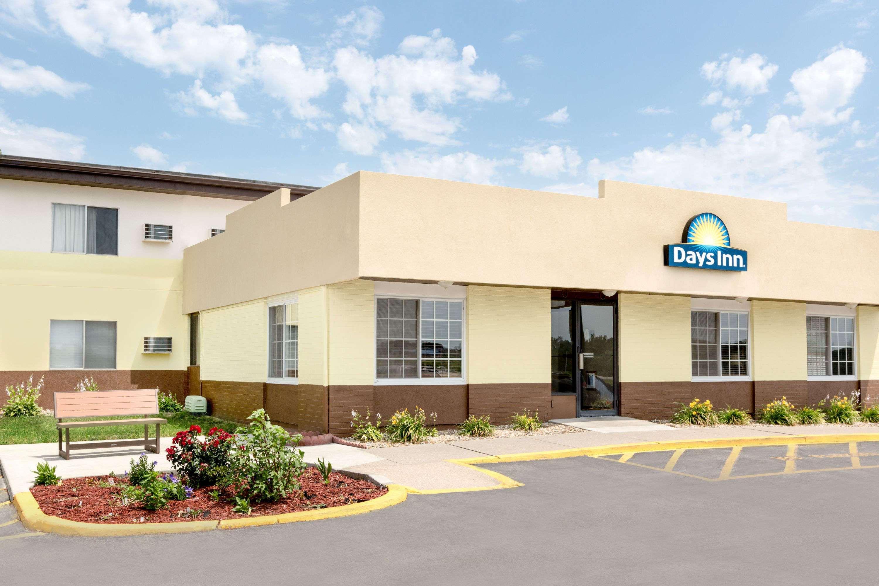 Days Inn By Wyndham Ньютон Экстерьер фото
